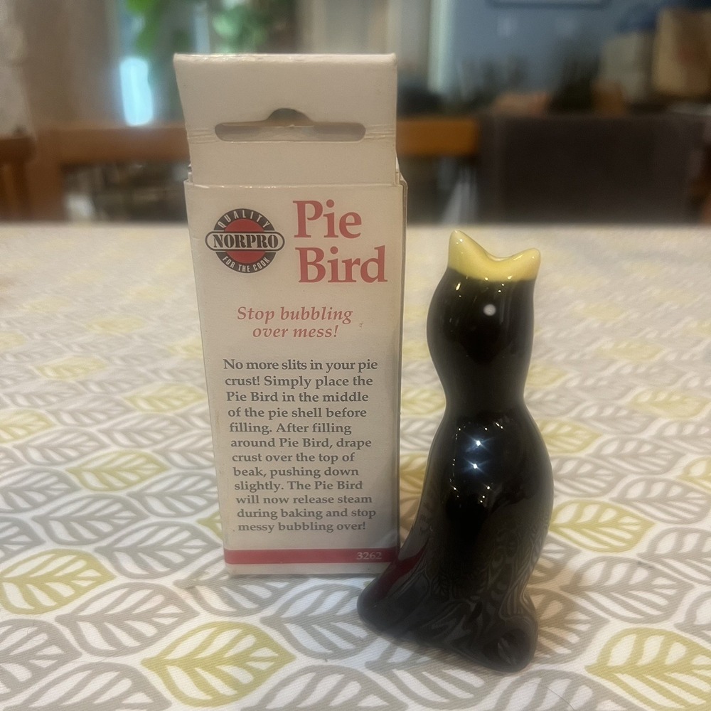 VINTAGE NORPRO THE PIE BIRD W/ ORIGINAL BOX CERAMIC BLACK YELLOW PIE STEAM VENT - Picture 3 of 3